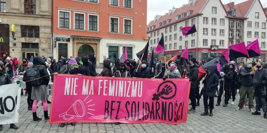 Kobiety manifestowały w niedzielę na ulicach Wrocławia. Zobacz zdjęcia! 