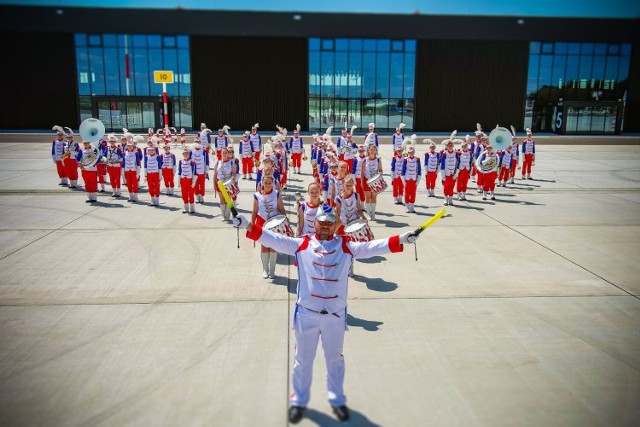 Orkiestra Grandioso zagrała na płycie postojowej radomskiego lotniska.