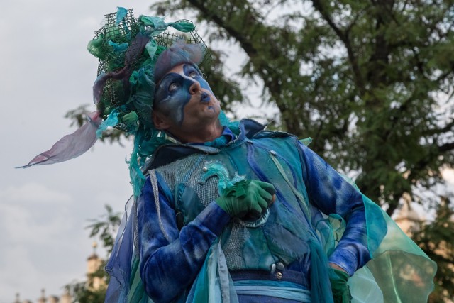 Na zakończenie parady dyrektor festiwalu, Jerzy Zoń, powitał i zaprezentował wszystkie pochodzące z 10 krajów zespoły teatralne. Całość zakończył popis akrobatyczny szczudlarzy. Będzie ich można – jak i inne grupy – spotykać przez weekend na Rynkach Głównym oraz Małym i na placu Szczepańskim. Dziś szczudlarze z Tac O Tac Com-pagny wkroczą w okolice Ratusza już o godz. 14.

Do soboty, o godz. 23, na ścianie Wieży Ratuszowej będzie można podziwiać powietrznych akrobatów z Hiszpanii – grupę Sacude Vertical Dance & Aerial Dance, która specjalizuje się w tańcu na murach. Co wieczór, o 19, włoski duet Compagnia Nando e Maila, zaprosi na surrealistyczny spektakl-koncert „Sconcerto d’amore”. A co dzień o godz. 16 francuska Compagnie Les Mobilettes zaprosi na Café Frappé! do kawiarni Vis a’Vis.