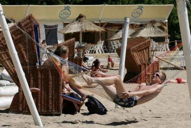 Plaża La Playa:

Osoby preferujące aktywny odpoczynek znajdą na plaży darmowe boiska do gry w siatkówkę plażową, które jednocześnie mogą posłużyć do gry w bambintona. Wypożyczenie sprzętu jest również bezpłatne. Dla osób, które wolą mniej aktywny sposób odpoczynku przygotowano leżaki i kosze plażowe. 
 
Czytaj także: Ostatnia impreza lata! Last Summer Sex vol. 3 w Mieście Cypel [KONKURS]

W poniedziałki i wtorki organizatorzy zapraszają na  Chillout Session. W środę odbędą się imprezy Summer Session @ La Playa, a w czwartek na Wet Fingers @ LaPlaya. 

W ostatni dzień miesiąca La Playa zaprasza warszawiaków na imprezę End Of The Summer 2012! Impreza zaczyna się o godz. 21:00. W imprezie mogą brać udział tylko osoby powyżej 21 roku życia. Koszt wejściówki to 10 zł. O muzykę zadbają - Sucre D&#8217;Orge, Carlo Loco, Maestro Grin czy Derek Whizzer.