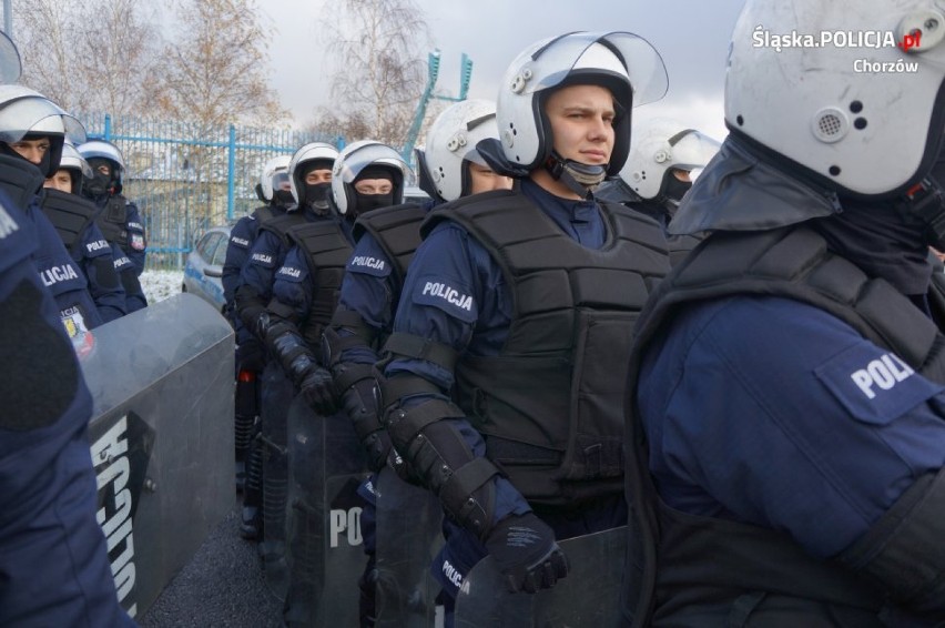 Ćwiczenia policjantów na stadionie Ruchu Chorzów