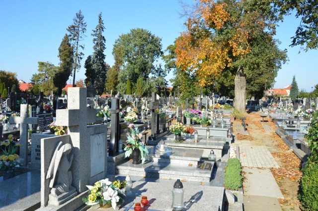 Cmentarz parafialny w Wieluniu w słoneczne jesienne popołudnie