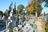 Cmentarz parafialny w Wieluniu w słoneczne jesienne popołudnie ZDJĘCIA