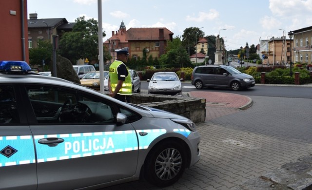 Policjanci pomogli w transporcie duszącego się mężczyzny