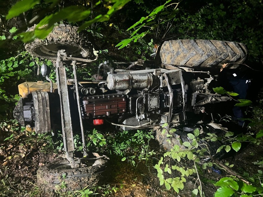 Tragedia w lesie pod Tarnowem. W trakcie zwózki drzewa w Rychwałdzie zginął mężczyzna. Przygniótł go ciągnik