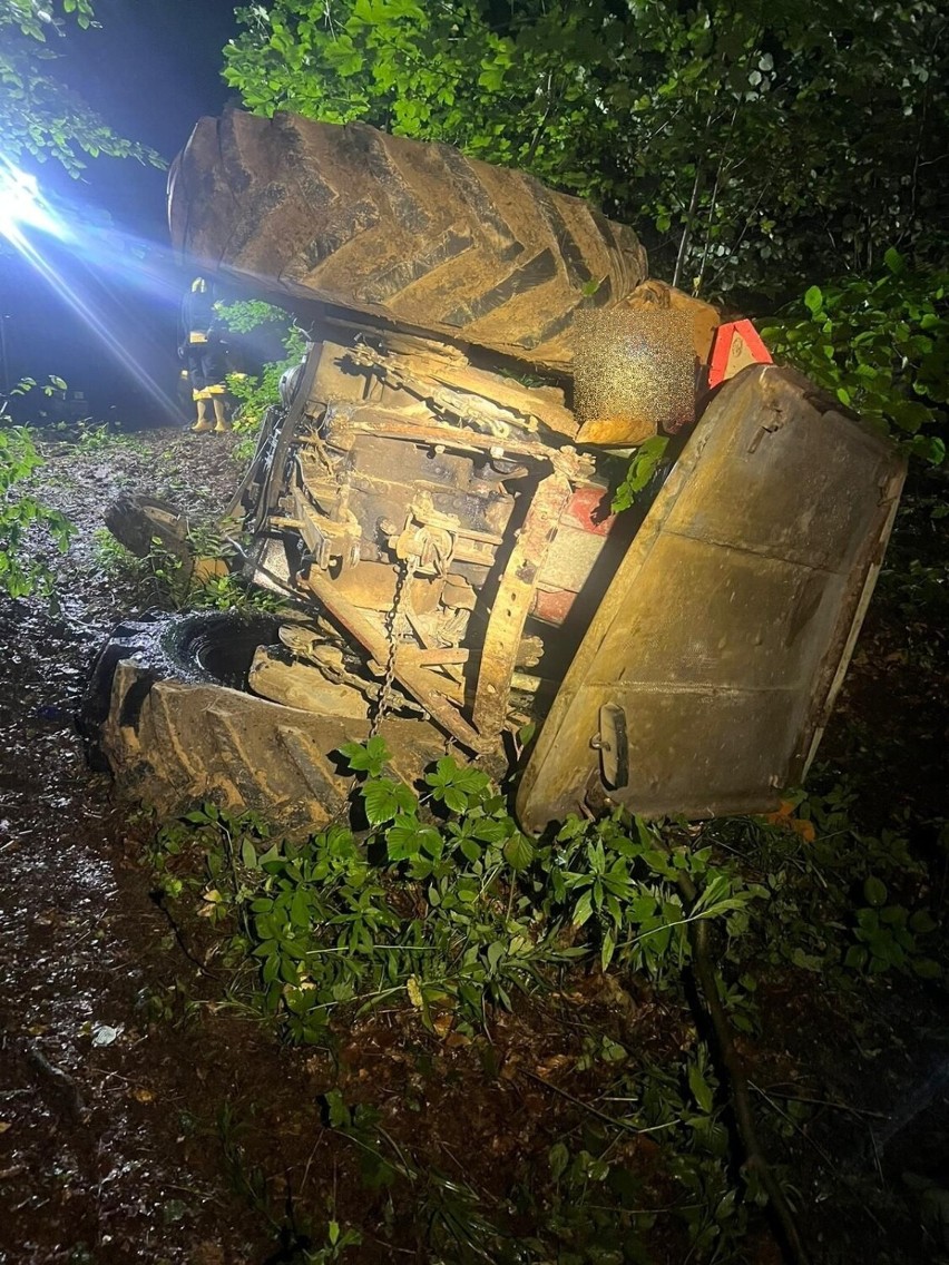 Tragedia w lesie pod Tarnowem. W trakcie zwózki drzewa w Rychwałdzie zginął mężczyzna. Przygniótł go ciągnik