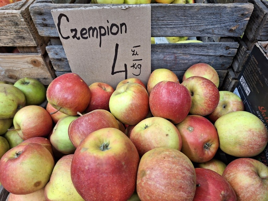 Ceny owoców i warzyw na skarżyskim Manhattanie. Ile trzeba było zapłacić za jabłka, maliny, pomidory? Sprawdźcie 