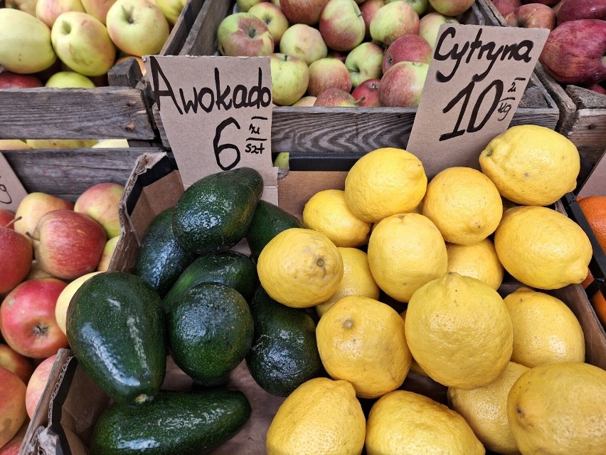 Ceny owoców i warzyw na skarżyskim Manhattanie. Ile trzeba było zapłacić za jabłka, maliny, pomidory? Sprawdźcie 