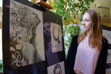 Artystyczny talent z sieradzkiego Żeromskiego. Licealistka Sara Kuras pokazała swoje prace w szkolnej bibliotece