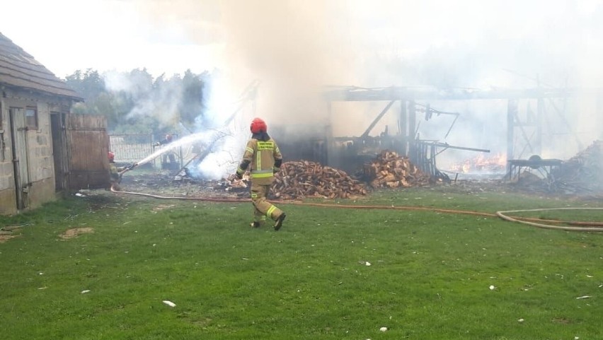 Wiśniewo. Pożar stodoły w gminie Ostrów Mazowiecka. 3.05.2022. Zdjęcia
