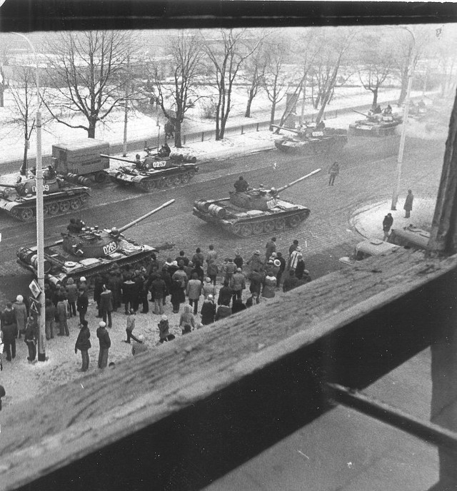 Na zdjęciu ulica Grabiszyńska po ogłoszeniu stanu wojennego i czołgi przed Hutmenem.