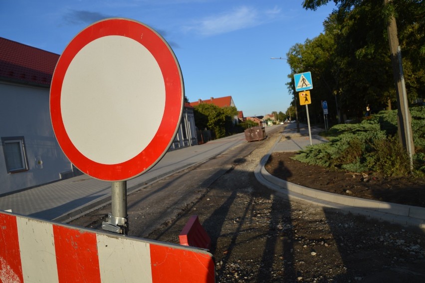 Rawicz. Prace na ulicy Rolniczej coraz bliżej zakończenia. Kiedy nastąpi oddanie inwestycji użytkownikom drogi? [ZDJĘCIA]