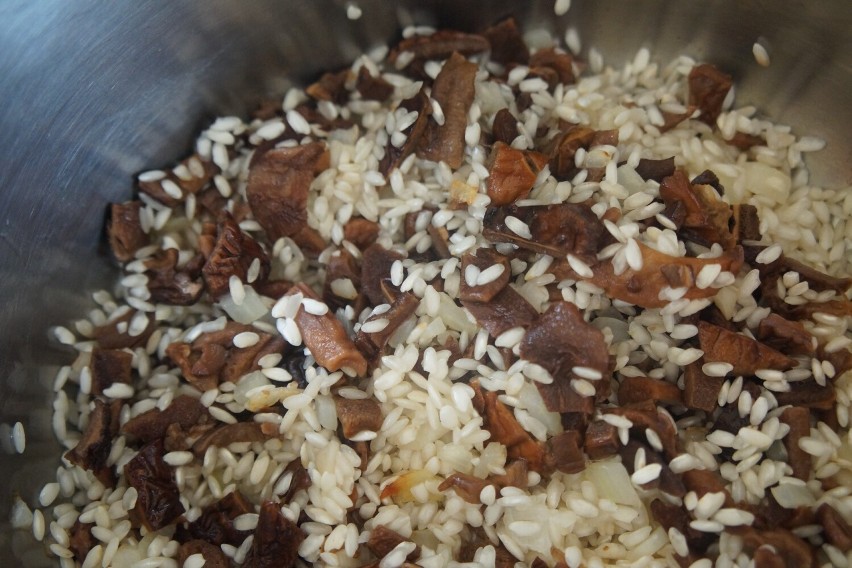 Namoczone grzyby należy drobno pokroić i dodać do ryżu...