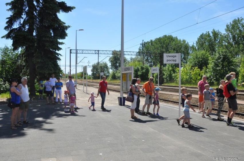 Pociąg Łódzkiej Kolei Aglomeracyjnej na stacji w Łęczycy