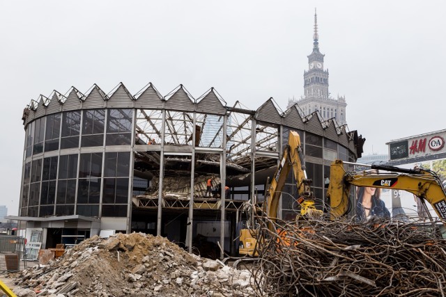 Rozbiórka Rotundy trwa. Tak znika najbardziej kultowa budowla w Warszawie [ZDJĘCIA]