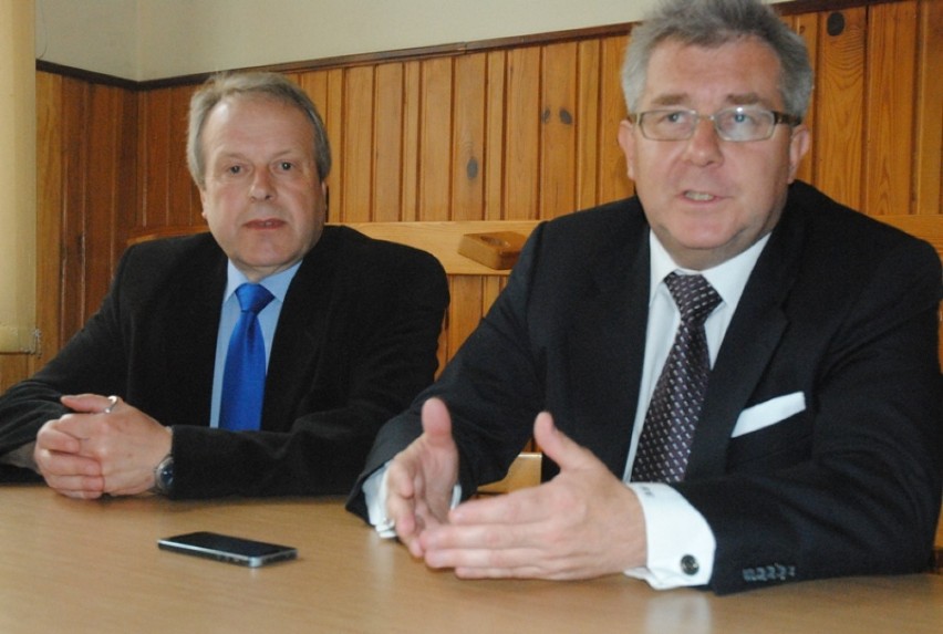 Ryszard Czarnecki (w środku) z wizytą w Kościanie
