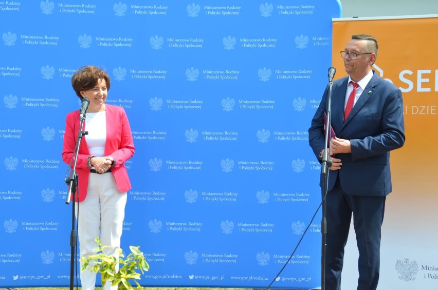 Minister Marlena Maląg z wizytą w Brzezinach. Przekazała czek na utworzenie Dziennego Domu „Senior+”