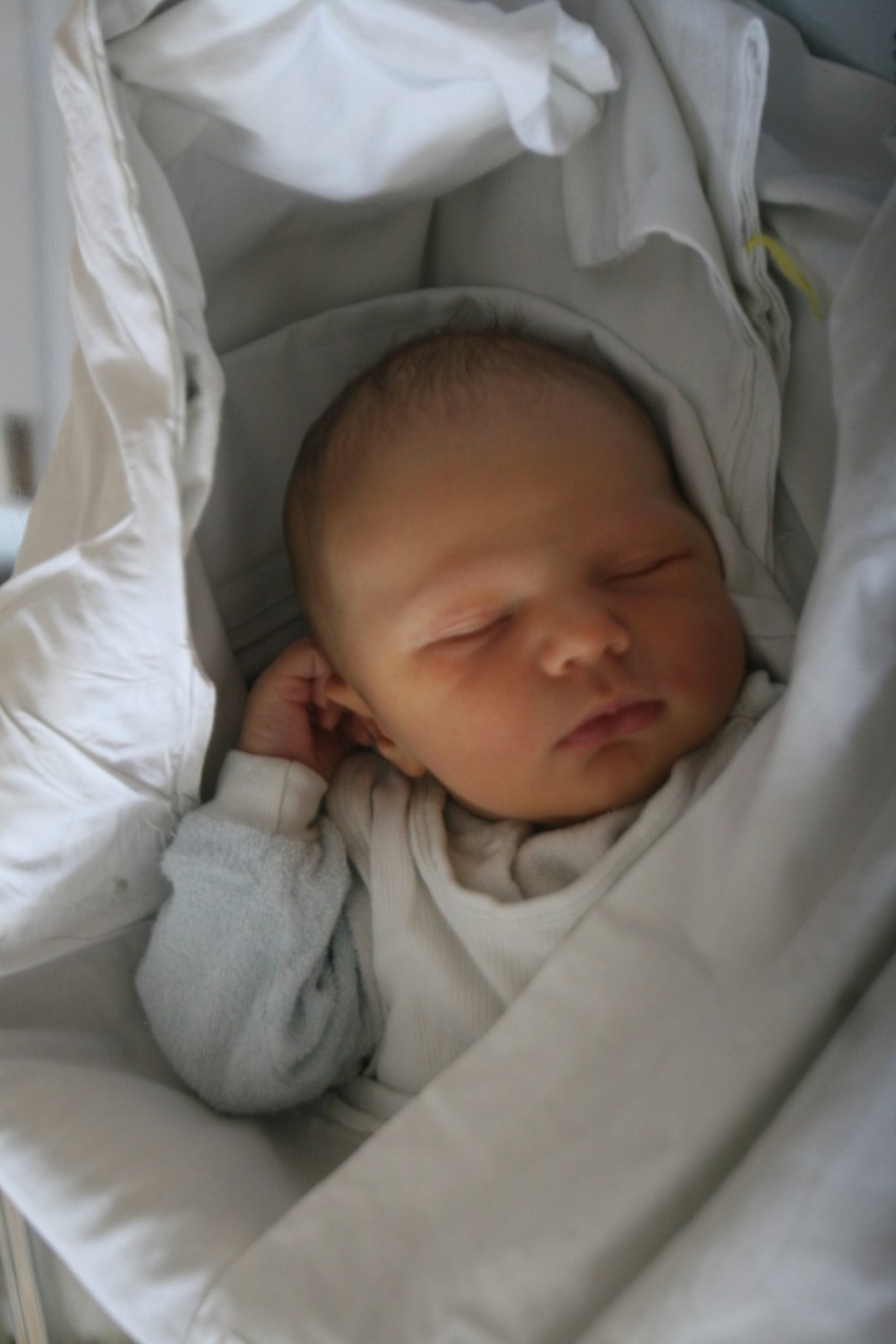 Syn Simony i Norberta urodził się 26 sierpnia. Waży 4120 g i...