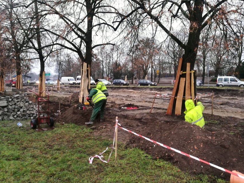 Pomimo niesprzyjającej pogody trwa remont na al. św. Jana...