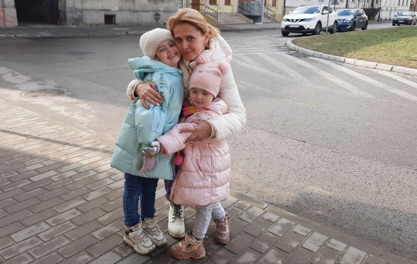5-letnia Ewa, 3-letnia Emilia i ich mama Halina uciekły do...