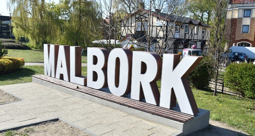 Napis "Malbork" postawił miasto w stan śmieszności? Zdaniem części radnych, to nie atrakcja, a jej karykatura. Czy coś poszło nie tak?