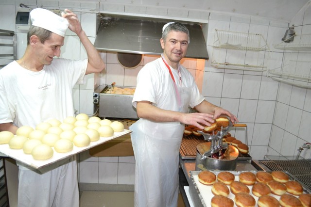 Wczoraj w zakładzie pod „Francuzem” pączki przygotowywali Tomasz Magryta (z lewej) i Paweł Michałowski