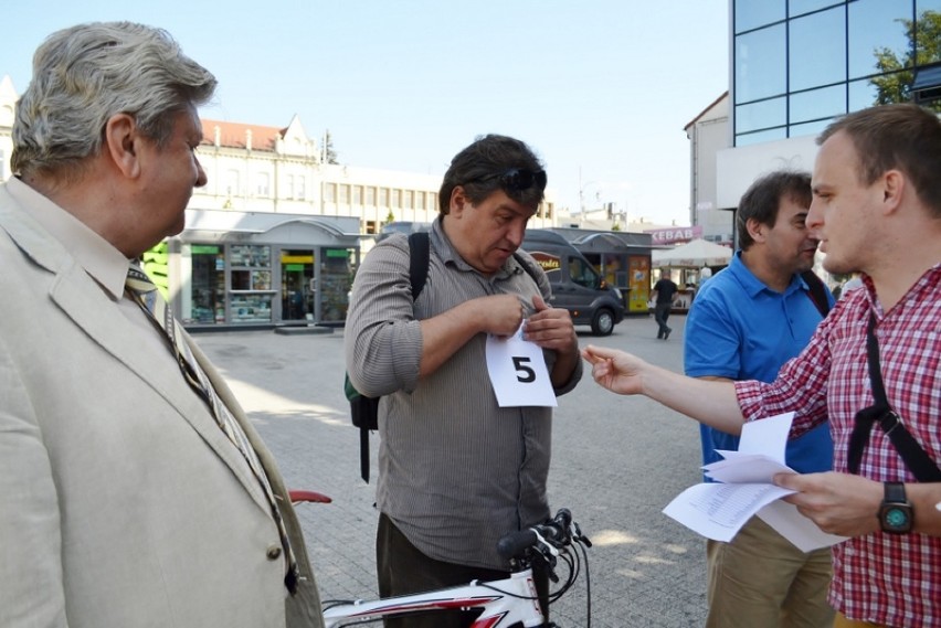 Częstochowscy dziennikarze ścigali się z tramwajem [ZDJĘCIA]