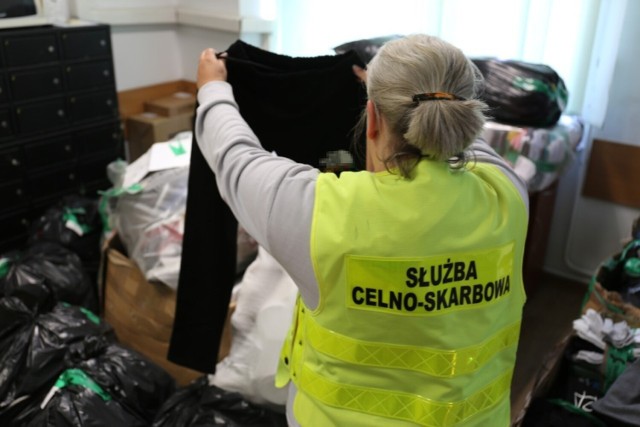 Kontrola funkcjonariuszy KAS na targowisku w Szczucinie wykazała, że oferowany towar na jednym ze stoisk to podróbki znanych marek odzieżowych