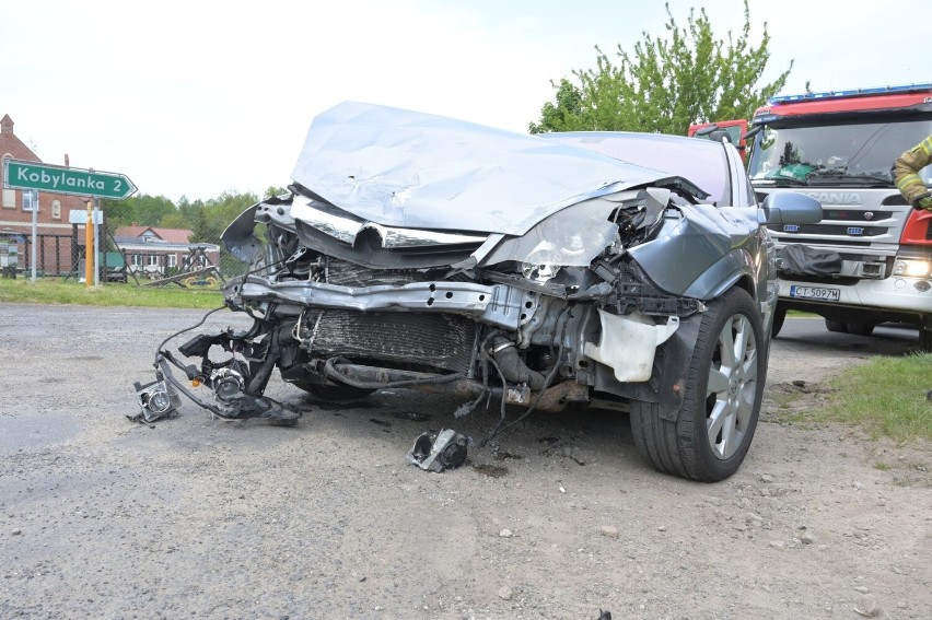 W Piaskach w gminie Grudziądz zderzyły się dwa samochody...