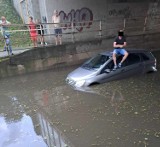 Zalany wiadukt na Zaodrzu. Kierowca mercedesa próbował przejechać, ale to nie mogło się udać. Urząd miasta Opola chce rozwiązać ten problem 