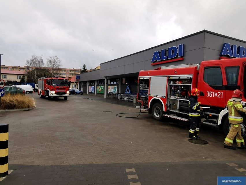 Pożar w sklepie Aldi we Włocławku. W akcji 3 zastępy straży pożarnej [zdjęcia]