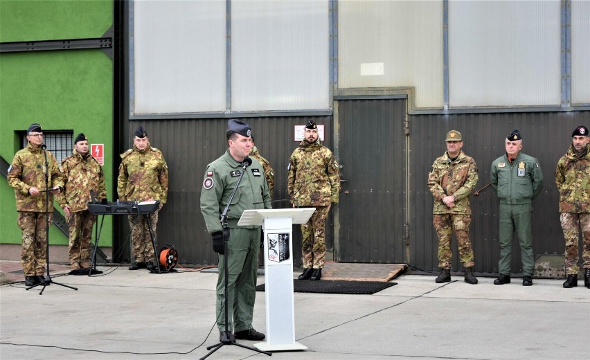 Włoscy żołnierze opuszczają Malbork. Piloci Eurofighterów spędzili w powietrzu 500 godzin 