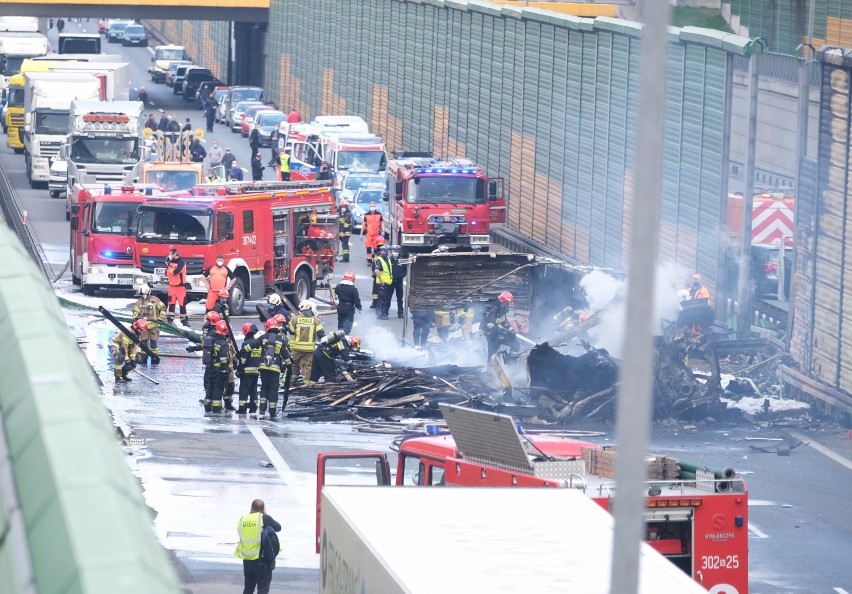 Poważny wypadek na trasie S8 w Warszawie. Spłonęła ciężarówka. Nie żyje jedna osoba
