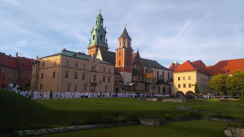 Kondukt pogrzebowy z trumną kardynała Macharskiego wjechał na Wawel [ZDJĘCIA]