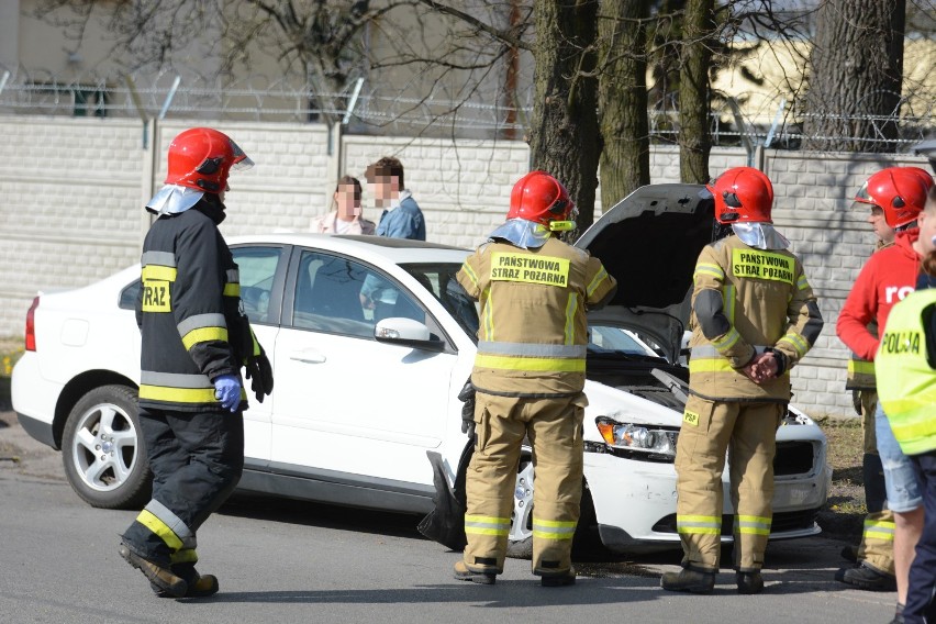 Zderzenie dwóch samochodów na skrzyżowaniu Kustronia i Parkowej w Grudziądzu [wideo, zdjęcia]