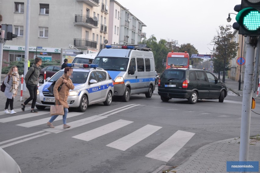 Wypadek na skrzyżowaniu ulic Warszawska - Królewiecka we Włocławku. Zderzenie busa z osobowym oplem [zdjęcia]