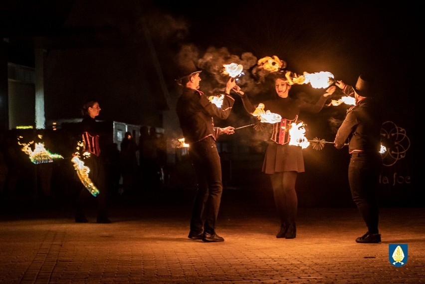 Noworoczny Pokaz Fire Show w wykonaniu Teatru Tancerzy Ognia "Arta Foc"