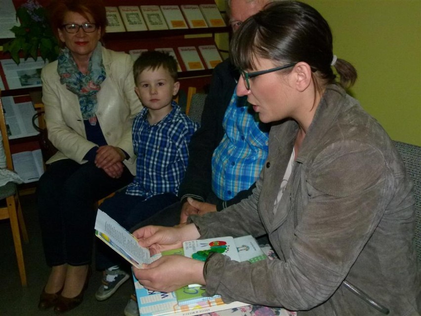 Czytanie łączy pokolenia. Spotkanie w Bibliotece Pedagogicznej w Zduńskiej Woli
