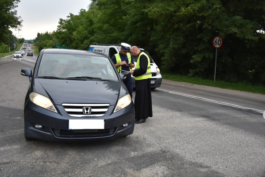 Tarnów. Policjanci z tarnowskiej drogówki pojechali na patrol z… księdzem. Zamiast mandatów były pouczenia i upominki [ZDJĘCIA]