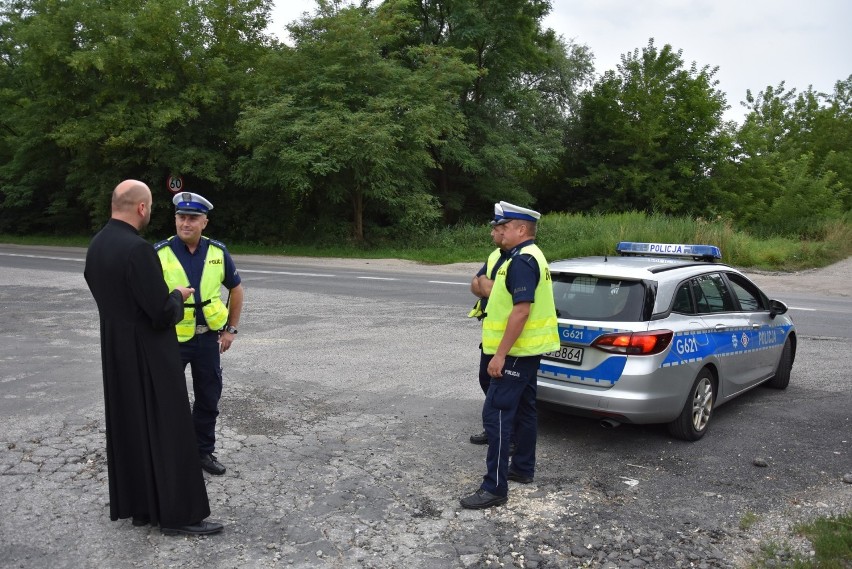 Tarnów. Policjanci z tarnowskiej drogówki pojechali na patrol z… księdzem. Zamiast mandatów były pouczenia i upominki [ZDJĘCIA]