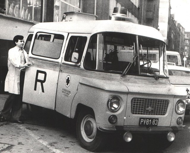 Nowa "eRka" marki Nysa przed siedzibą pogotowia na Chełmońskiego. Marzec 1977 r.