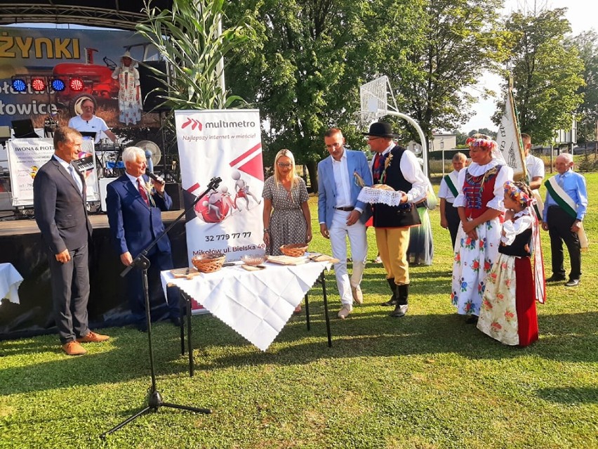 Dożynki 2023 w Śmiłowicach. Przemarsz korowodu i przejazdy zabytkowym ciągnikiem. Goście zajadali się pyszną grochówką z kotła strażackiego