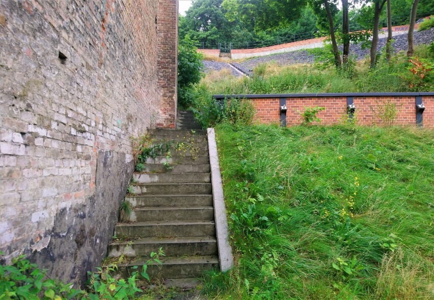 Mieszkańcy Biskupiej Górki chcą odtworzenia schodów. Wcześniej pozwalały skrócić drogę na górny taras dzielnicy