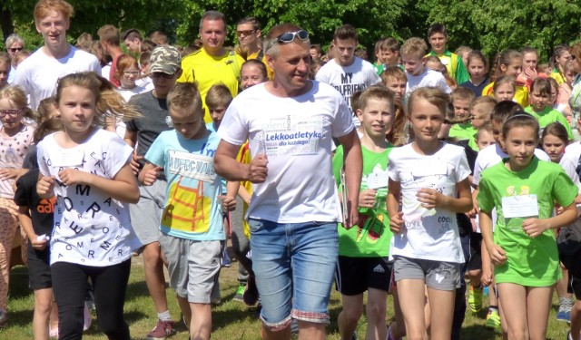 Zdzisław Perepiczko, trener i prezes buskiego klubu Słoneczko, poprowadził pierwsze, "rozgrzewające kółko" na czwartkowych Gminnych Biegach Przełajowych 2018 w skateparku.