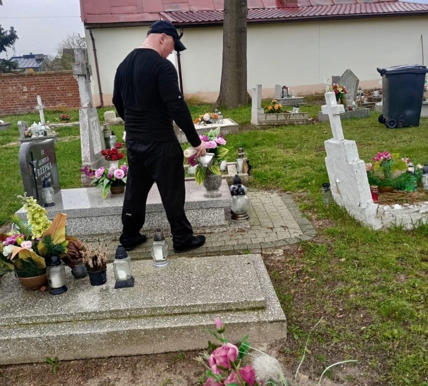 Prace porządkowe na przykościelnym cmentarzu w Białołęce
