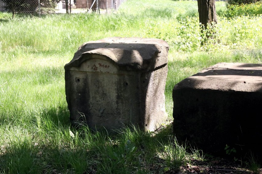 Zobaczcie ocalałe elementy pomnika, wzniesiono go w 1910 roku w Legnicy