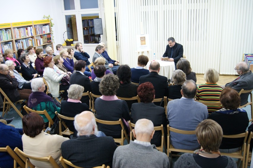 Spotkanie autorskie ks. Ryszarda K. Winiarskiego w Bibliotece Miejskiej