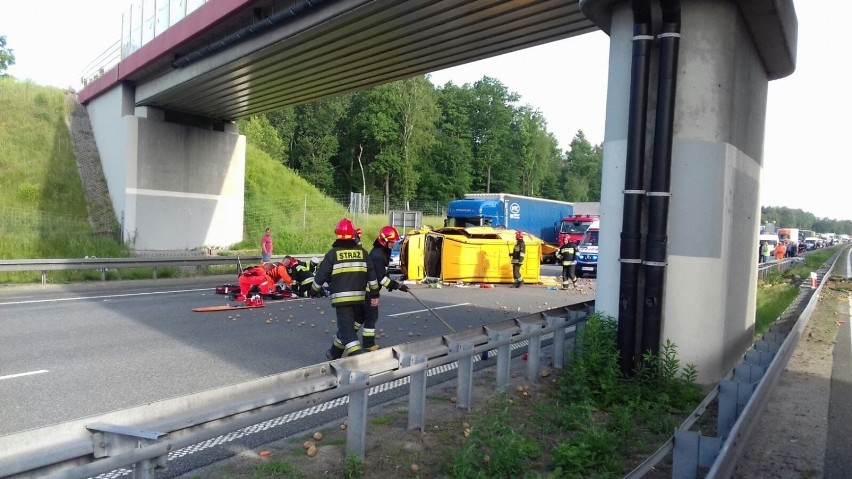 Wypadek na A1: Wystrzał opony przyczyną wypadku dostawczaka...