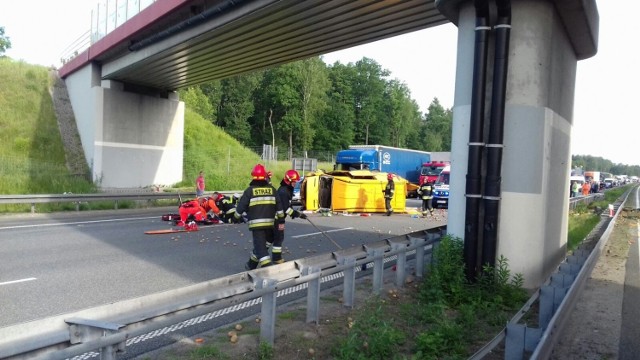 Wypadek na A1: Wystrzał opony przyczyną wypadku dostawczaka na autostradzie