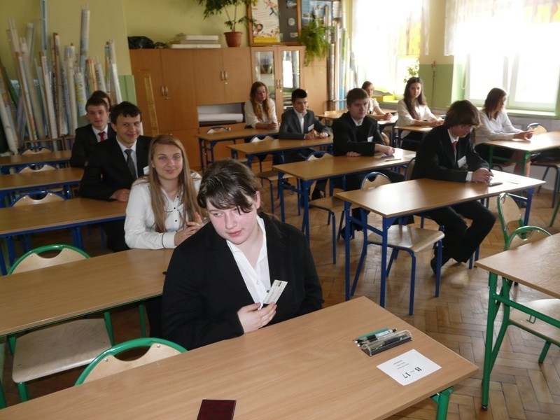 Zduńskowolscy gimnazjaliści zdają egzaminy [zdjęcia]